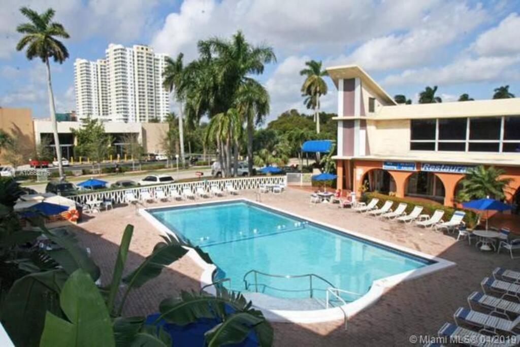 Cozy Affordable Studio Close To The Beach Apartman Hallandale Beach Kültér fotó